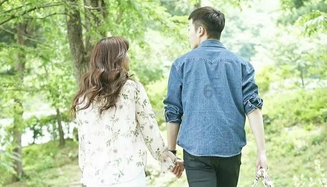 男同学问女同学借水杯倒点水正常吗？游戏画面